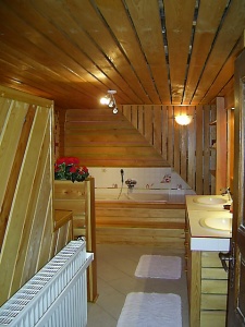 salle de bain chambre rouge